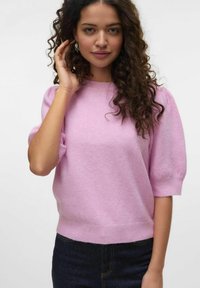 Jasnoróżowy sweter z krótkimi, bufiastymi rękawami i prążkowanym dołem. Wykonany z miękkiego dzianiny, o luźnym kroju i gładkiej fakturze.