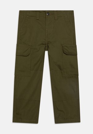 Cargo-Hosen in dunkelolivgrün, ausgestattet mit mehreren seitlichen Taschen, einem Knopfverschluss und sichtbaren Nähdetails sowie einer texturierten Stoffoberfläche.
