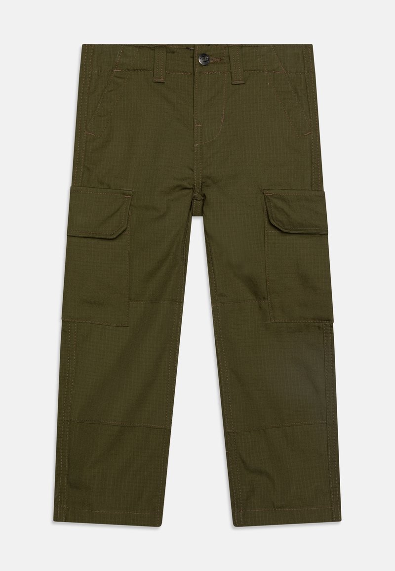 Calças cargo em verde oliva escuro, apresentando múltiplos bolsos laterais, um fecho de botão, e detalhes de costura visíveis com um acabamento de tecido texturizado.