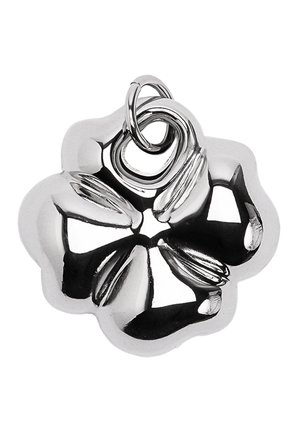 Błyszczący srebrny wisiorek w kształcie czterolistnej koniczyny z wygrawerowanymi liniami oraz pętlą na górze do zawieszenia na łańcuszku lub bransoletce.