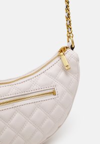 Guess GIULLY TOP ZIP SHOULDER - Håndtasker - ivory