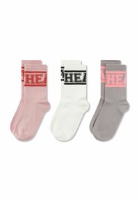 Drie paar enkelsokken: roze met rode accenten, wit met zwarte accenten, en grijs met roze accenten. Zachte, geribbelde textuur.