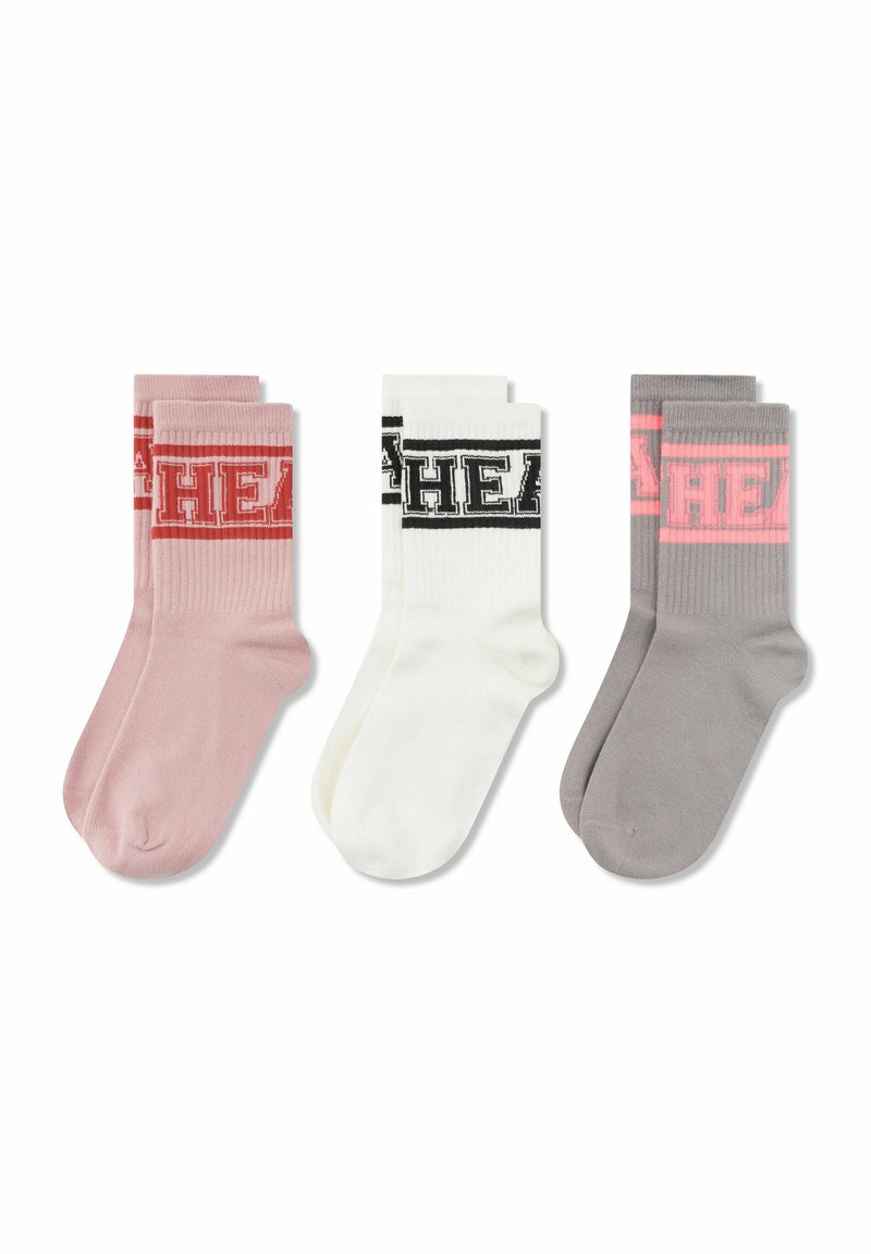 Drie paar enkelsokken: roze met rode accenten, wit met zwarte accenten, en grijs met roze accenten. Zachte, geribbelde textuur.