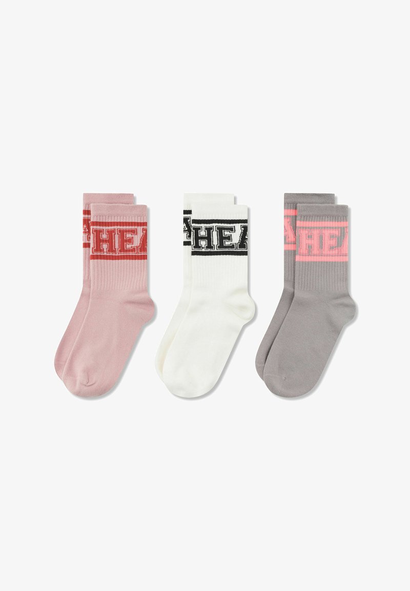 Drie paar enkelsokken: roze met rode accenten, wit met zwarte accenten, en grijs met roze accenten. Zachte, geribbelde textuur.