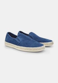 Marineblaue Wildleder Slipper mit perforiertem Design, geflochtener Sohle im Jute-Stil und runder Zehenform. Leichtgewichtig mit elastischen seitlichen Akzenten für eine gute Passform.