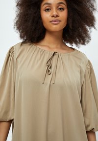 PEPPERCORN Dnevna haljina - ermine brown