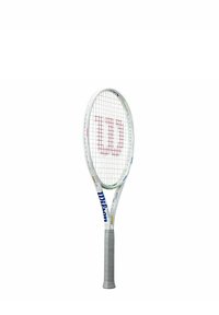 Raquette de tennis blanche avec une tête ronde et un motif en grille, présentant une prise texturée grise et un logo "Wilson" bleu sur le manche.