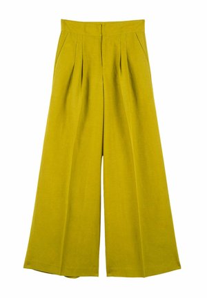 Pantaloni a vita alta e gamba larga in giallo senape con pieghe frontali e tasche laterali, mostrati stesi su sfondo bianco.