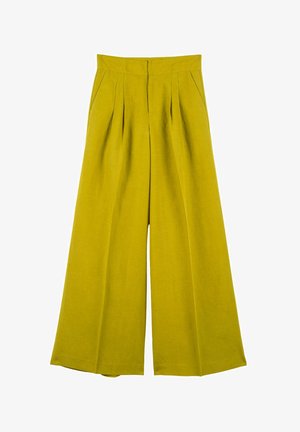 Pantaloni a vita alta e gamba larga in giallo senape con pieghe frontali e tasche laterali, mostrati stesi su sfondo bianco.