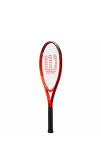 Rot schwarzer Tennisschläger mit einer tränenförmigen Kopf, einem weißen Besaitungsmuster und einem auffälligen roten "W"-Logo auf den Saiten. Strukturierter schwarzer Griff.