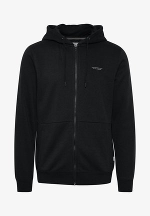 Crna zip-up dukserica napravljena od meke, teksturirane tkanine. Ima kapuljaču sa lijevakom, dva prednja džepa i mali logo na prsima.