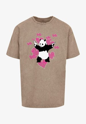 Barna pamutc trikó fekete-fehér panda grafikával, amely két fegyvert tart, körülötte rózsaszín szívformák.