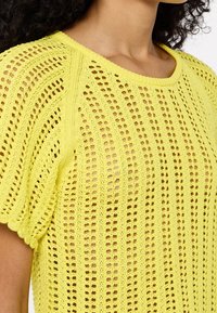 DESIGNERS REMIX T-shirt med print - yellow