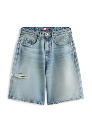 Shorts en denim bleu clair, coupe ample, avec détails usés, poches avant, passants pour ceinture et fermeture à bouton.