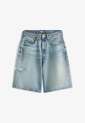 Shorts en denim bleu clair, coupe ample, avec détails usés, poches avant, passants pour ceinture et fermeture à bouton.