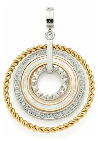 Pendente rotondo con un design a strati nelle tonalità argento, oro e oro rosa, dotato di un gancio attorcigliato e cristalli trasparenti che circondano il bordo esterno.
