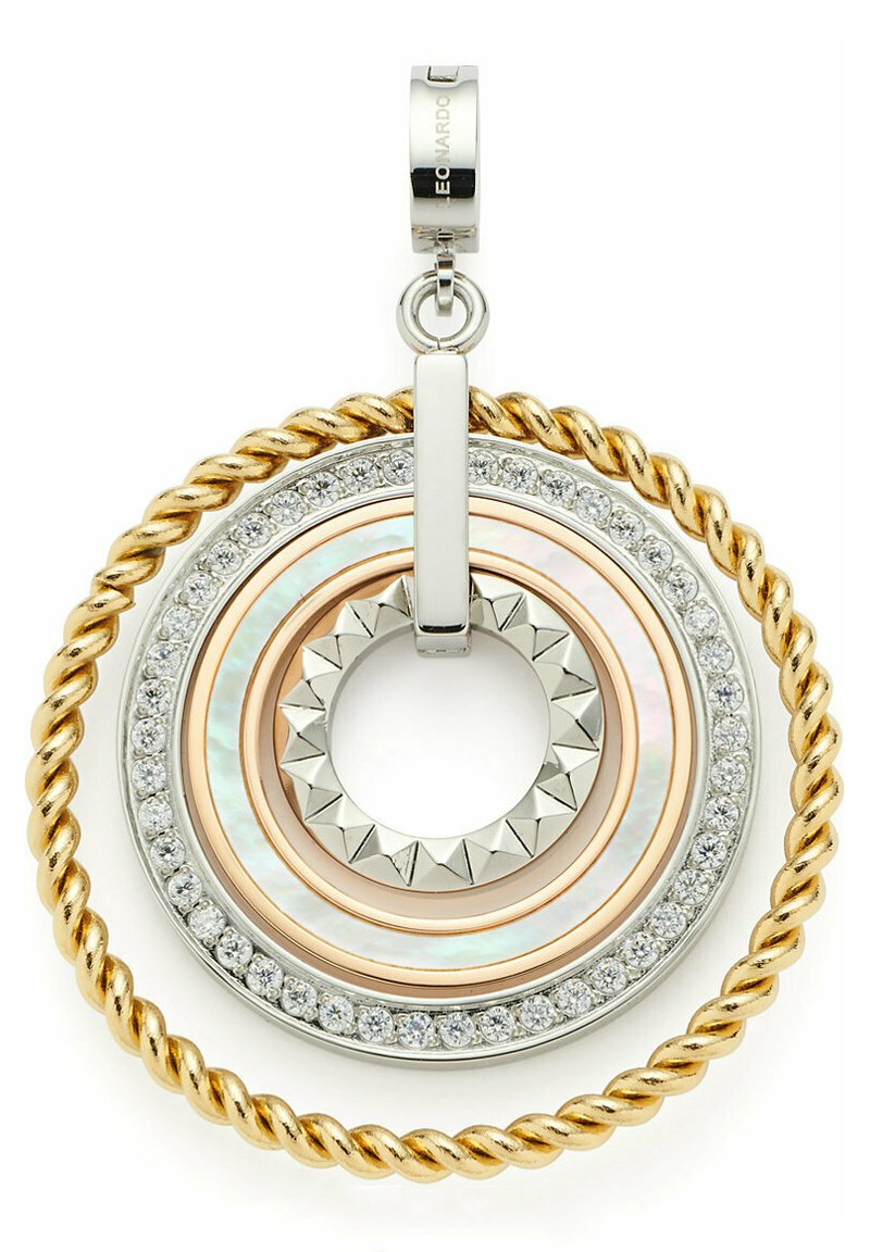 Pendente rotondo con un design a strati nelle tonalità argento, oro e oro rosa, dotato di un gancio attorcigliato e cristalli trasparenti che circondano il bordo esterno.