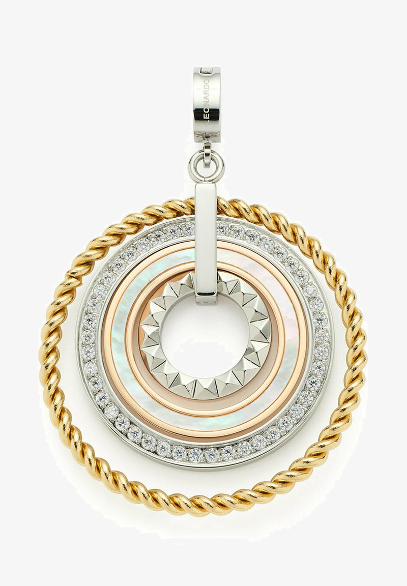 Pendente rotondo con un design a strati nelle tonalità argento, oro e oro rosa, dotato di un gancio attorcigliato e cristalli trasparenti che circondano il bordo esterno.