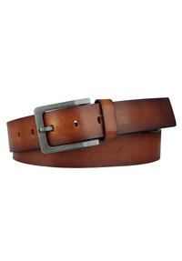 Bruine leren riem met een matte metalen gesp, met een gladde textuur en verschillende gaten voor aanpassing.