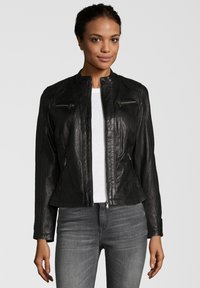 Schwarze Leder-Motorradjacke mit einer taillierten Silhouette, ausgestattet mit zwei Reißverschlusstaschen vorne und einem Stehkragen. Glatte Textur und minimale Nähte.