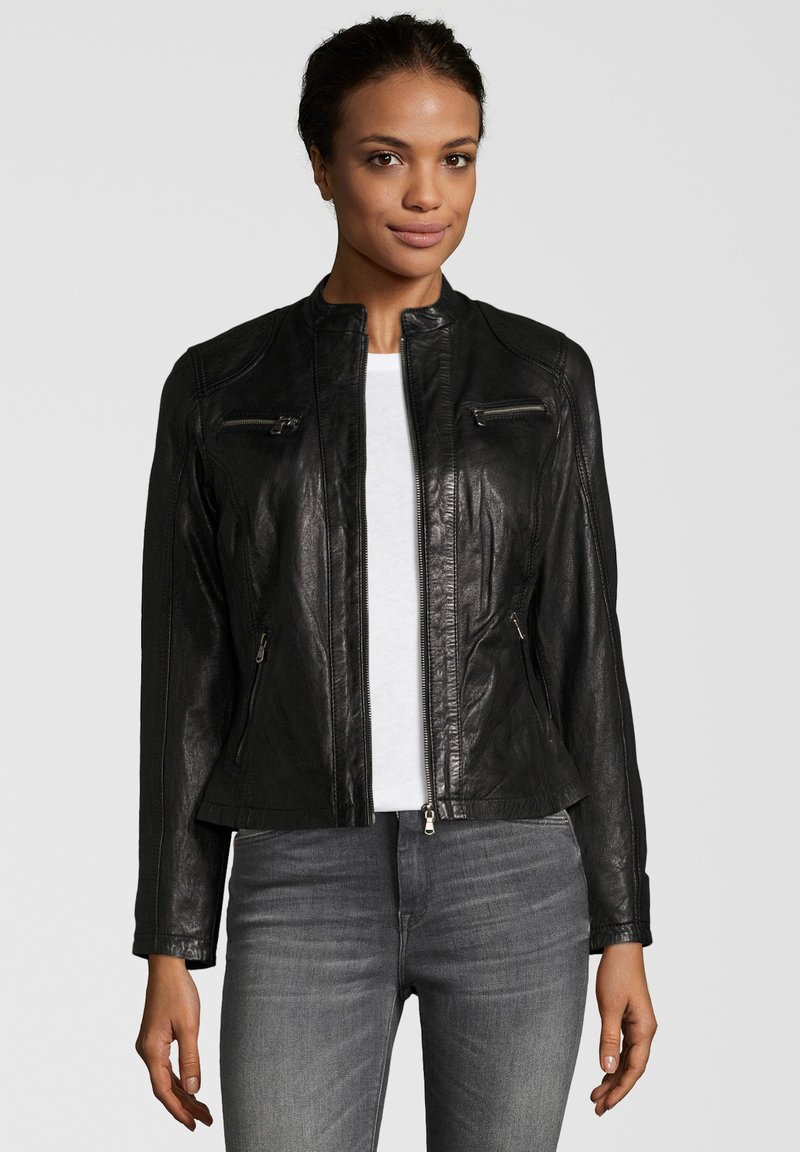 Schwarze Leder-Motorradjacke mit einer taillierten Silhouette, ausgestattet mit zwei Reißverschlusstaschen vorne und einem Stehkragen. Glatte Textur und minimale Nähte.