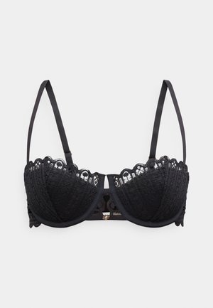 Soutien-gorge noir en dentelle avec armatures, bretelles réglables et bords festonnés, fermeture à agrafe devant, présenté sur fond blanc.
