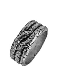 Anello d'argento con un design testurizzato e a strati che presenta una superficie grezza e organica. Forma del band arrotondata, stretta con indentazioni a contrasto.