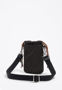 Mała czarna torba na ramię z szerokim, regulowanym paskiem, pomarańczowo-szarymi akcentami w postaci sznureczków oraz srebrnymi metalowymi zapięciami na białym tle.