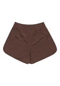 Shorts marron à taille élastique avec un tissu lisse et des coutures latérales courbées, conçus pour un usage décontracté ou sportif.
