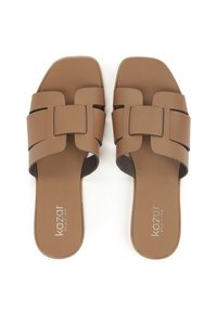 Hnedé kožené šľapky s širokými prekrytými popruhmi a plochou podrážkou. Ponúkajú jednoduchý dizajn s logom na vložke.