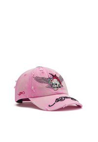 Casquette de baseball rose usée avec un crâne brodé, des ailes, un nœud rouge et l'inscription noire "Ed Hardy" sur la visière.