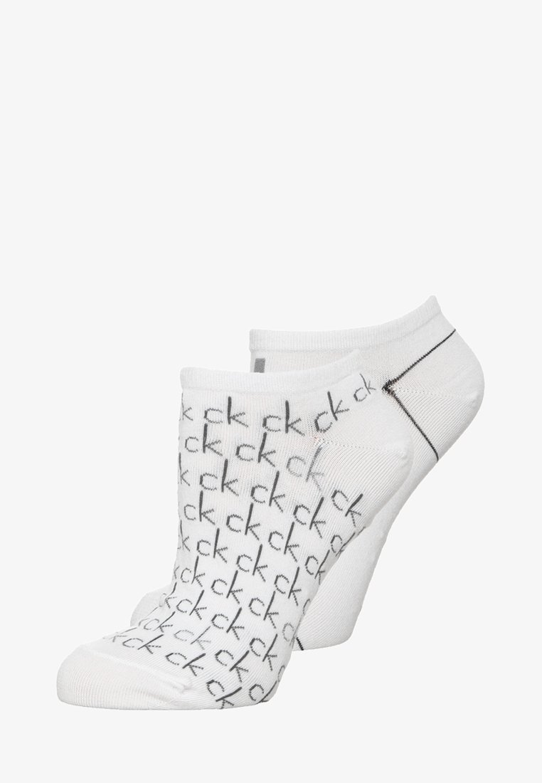 Valged pahkluu sokid, millel on korduv must "ck" loomus, omavad pehmet tekstuuri ning tugevdatud varvas ja kand, et tagada suurem vastupidavus.