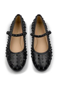 Zapatos Mary Jane de cuero negro con punta redonda, tachuelas metálicas decorativas, correa en el tobillo y forro interior suave.