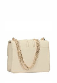 Beige Handtasche aus Kunstleder mit glatter Textur, vertikalen Steppnähten und einem goldenen Kettenriemen. Rechteckige Form mit umklappbarem Deckel.