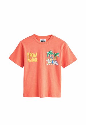 Koralfarvet børne-T-shirt med korte ærmer med gult "PAW PATROL"-tekst og figurerne Chase, Rubble og Marshall ved palmetræer på brystet.