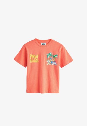 Koralfarvet børne-T-shirt med korte ærmer med gult "PAW PATROL"-tekst og figurerne Chase, Rubble og Marshall ved palmetræer på brystet.