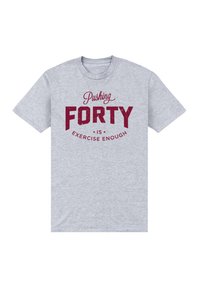 Camiseta de algodón gris con mangas cortas, con texto en rojo oscuro que dice "Cumplir CUARENTA es suficiente ejercicio." Cuello redondo.