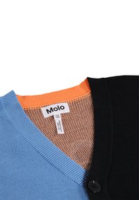 V-hals genser med svarte, blå og oransje paneler, en knapp på den svarte delen, og en synlig "Molo" merkeetikett inni kragen.