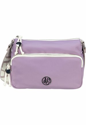 Borsa a tracolla in nylon viola con zip bianche e dettagli a cordoncino; presenta una placca con logo e una tracolla regolabile.