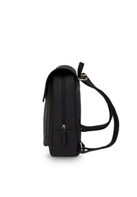 Strukturerad svart ryggsäck med en slät yta, som har guldhardware, justerbara remmar och ett zip-försett huvudfack.