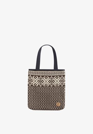 Brun og kremfarget handlenett med strikkede geometriske og hjerte-mønstre, svarte håndtak og en liten lysebrun logo-lapp nederst til høyre.