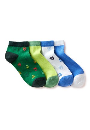 Vier paar enkelsokken in groen, lichtgroen, wit met blauw en blauw met wit, elk voorzien van kleine, meerkleurige symbolen.