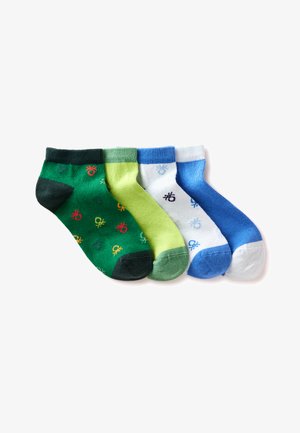 Vier paar enkelsokken in groen, lichtgroen, wit met blauw en blauw met wit, elk voorzien van kleine, meerkleurige symbolen.