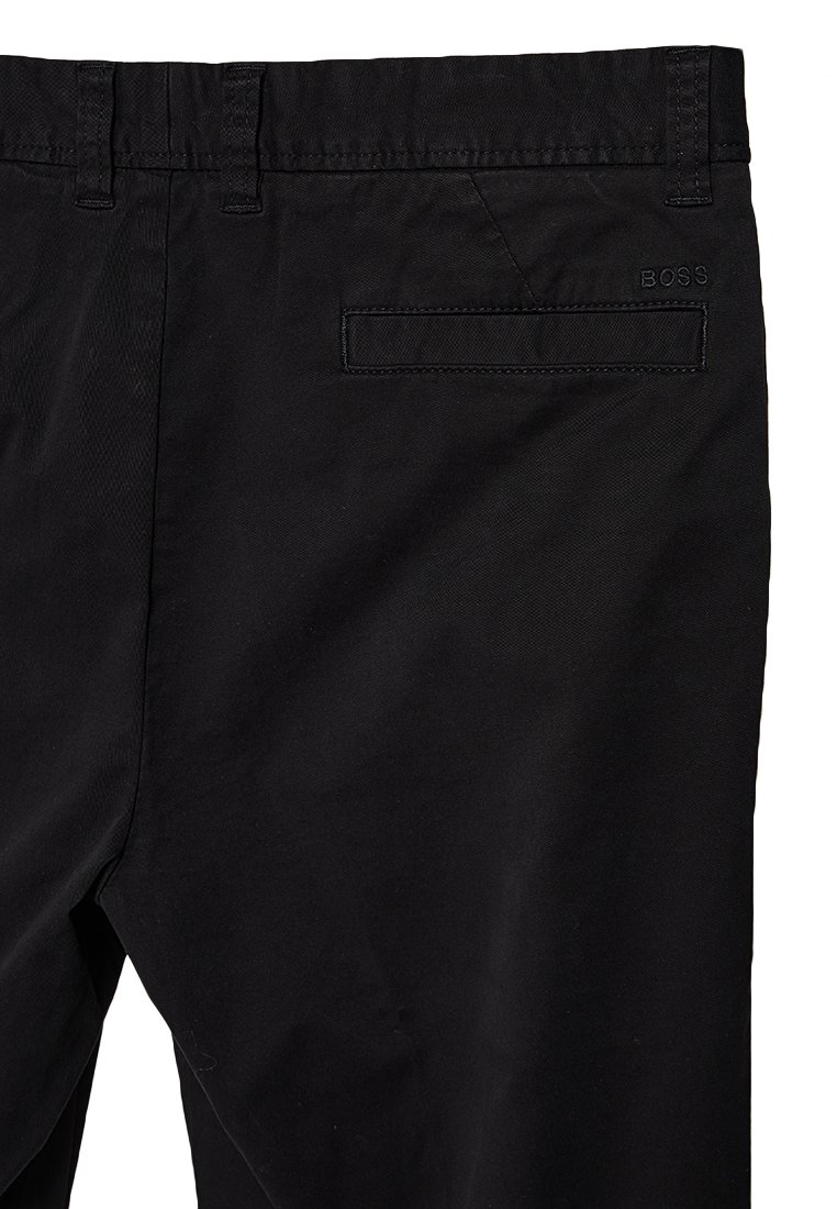 Schwarze Baumwollhose mit glatter Textur, ausgestattet mit einer Gesäßtasche und dezentem "BOSS"-Logo, das nahe dem Bund gestickt ist.