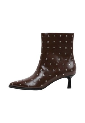 Bottine en cuir marron avec petit talon noire bas de type kitten heel et petits clous argentés répartis uniformément sur toute la surface.