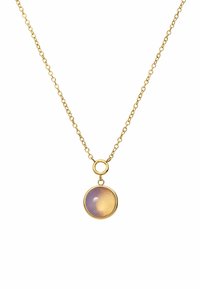 Gouden ketting met een ronde hanger met een lavendel- en gouden gradientafwerking, een gladde textuur en een kleine verbindingslus.