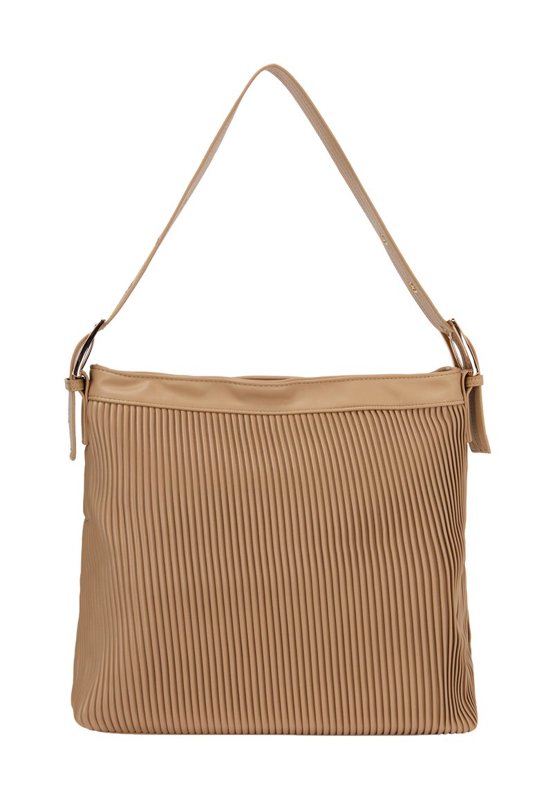 Beige plisseret faux læder håndtaske med en enkelt skulderrem og en glat topåbning. Har subtile syninger.