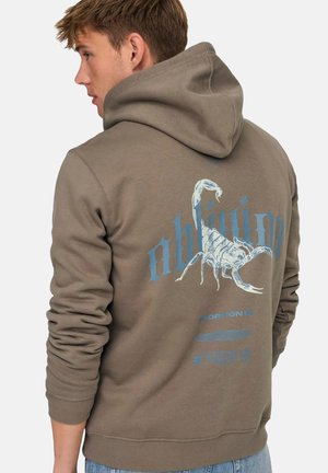 Sudadera marrón con un gráfico de escorpión y texto azul en la parte posterior. Cuenta con un bolsillo tipo canguro y puños acanalados para un ajuste ceñido.