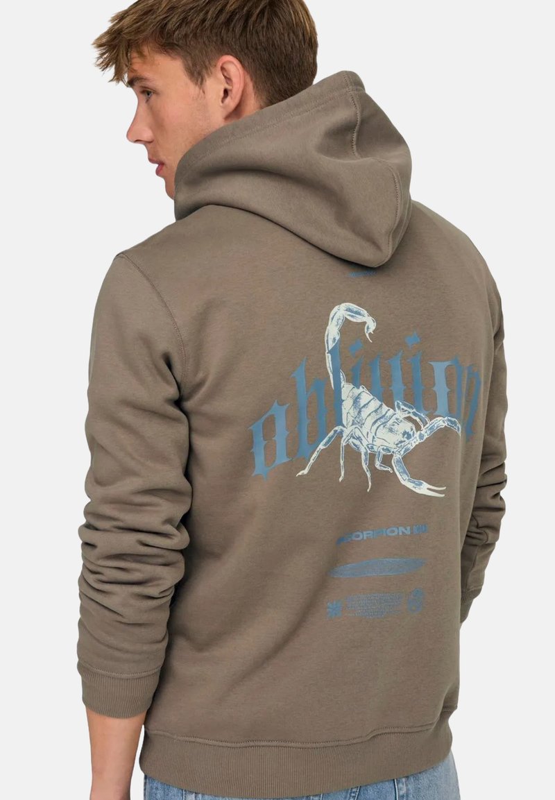 Sudadera marrón con un gráfico de escorpión y texto azul en la parte posterior. Cuenta con un bolsillo tipo canguro y puños acanalados para un ajuste ceñido.