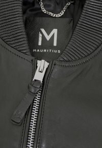 Schwarze Lederbomberjacke mit geripptem Kragen, silbernem Reißverschluss und Logolabel. Glatte Textur mit detaillierten Nähakzenten.